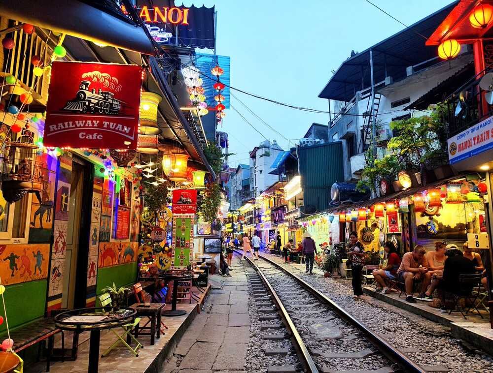 Phố Đường Tàu Phùng Hưng: Điểm Đến Hấp Dẫn Mới Lạ Tại Hà Nội