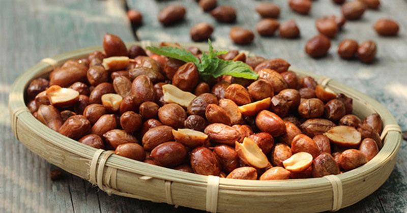 Cách làm Lạc rang húng lìu thơm ngon, đậm đà