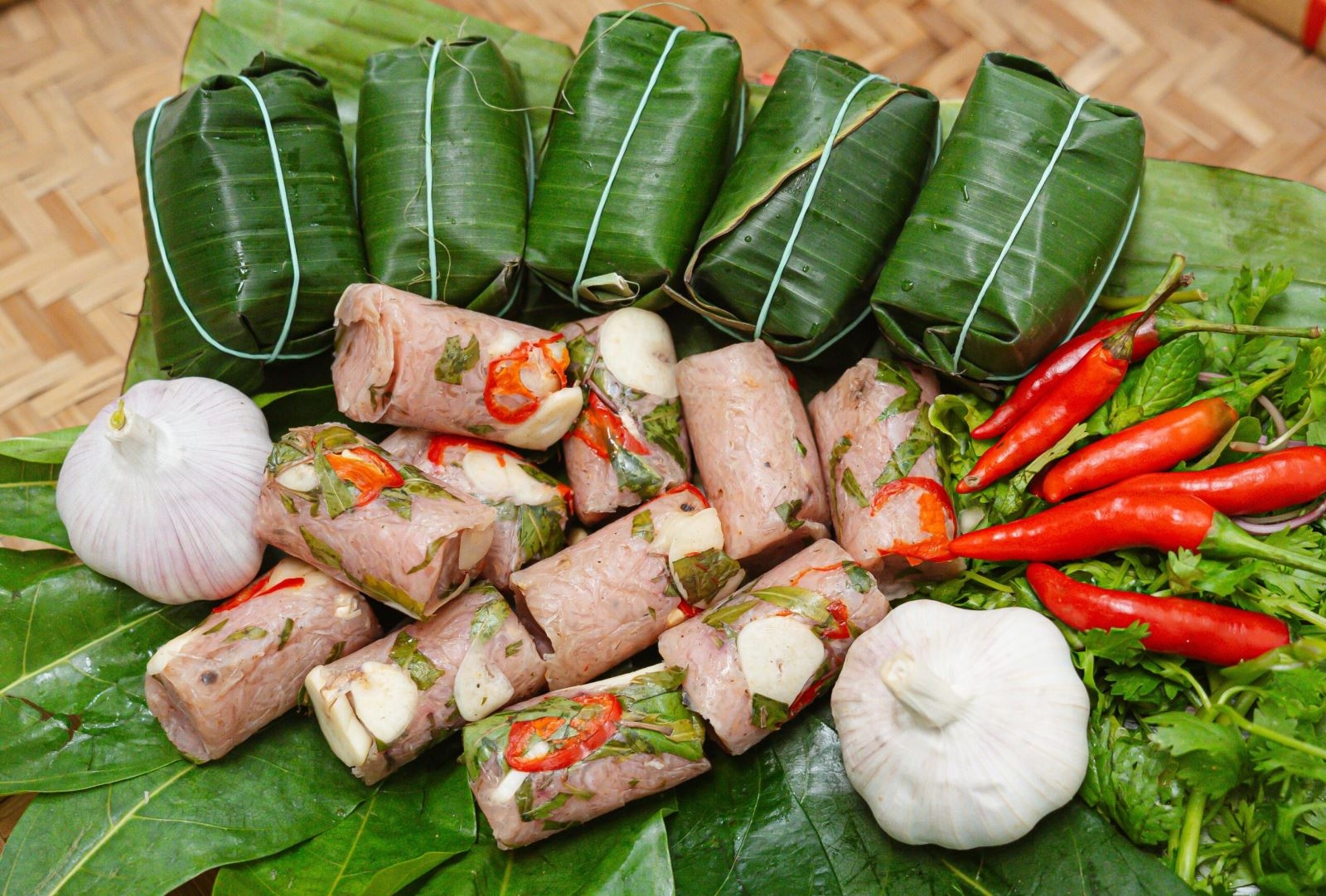 Cách Làm Nem Chua &#8211; Khám Phá Bí Quyết Tạo Nên Món Ăn Đặc Sản Dân Dã