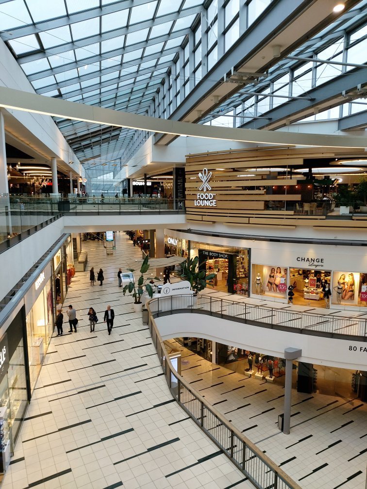 Central Field Mall: Trung Tâm Mua Sắm Sôi Động Tại Thành Phố