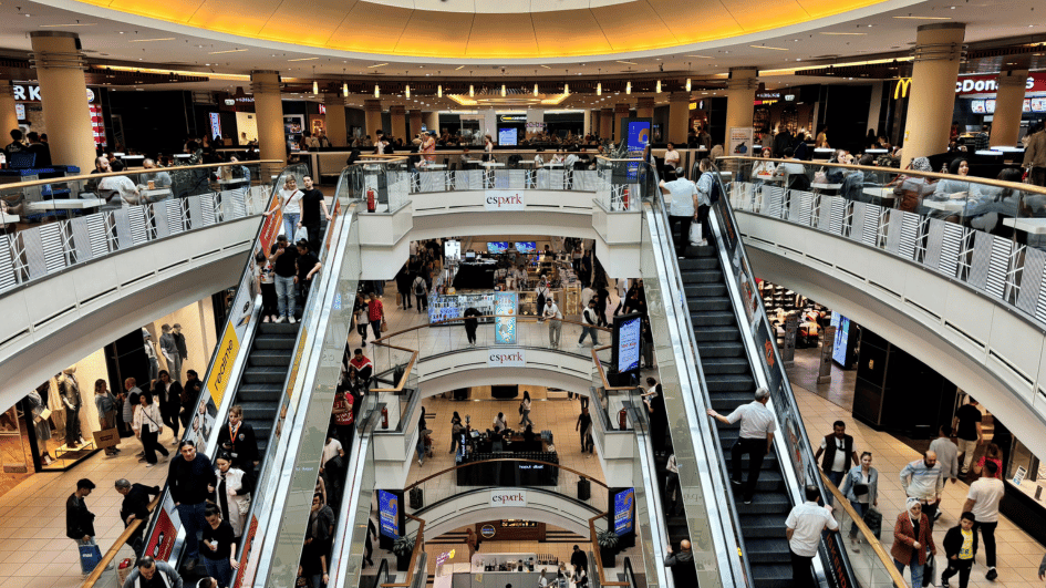 Central Field Mall: Trung Tâm Mua Sắm Sôi Động Tại Thành Phố