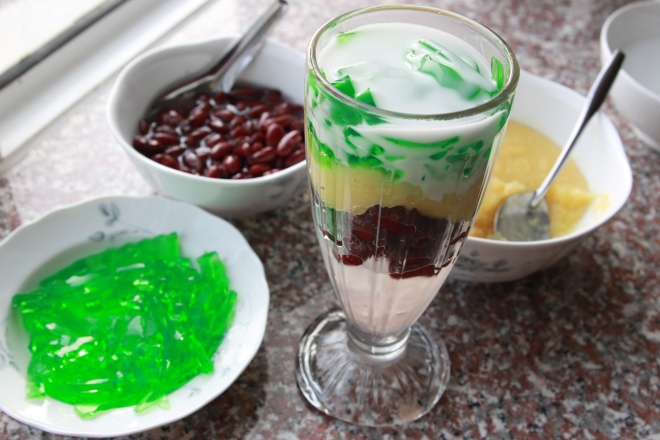 Chè Ba Màu – Hương Vị Tươi Mát Của Mùa Hè Tại Trung Tâm Thành Phố