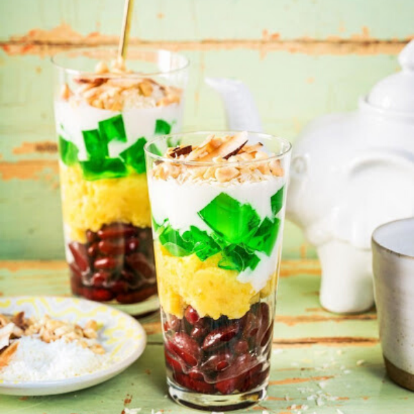 Chè Ba Màu – Hương Vị Tươi Mát Của Mùa Hè Tại Trung Tâm Thành Phố