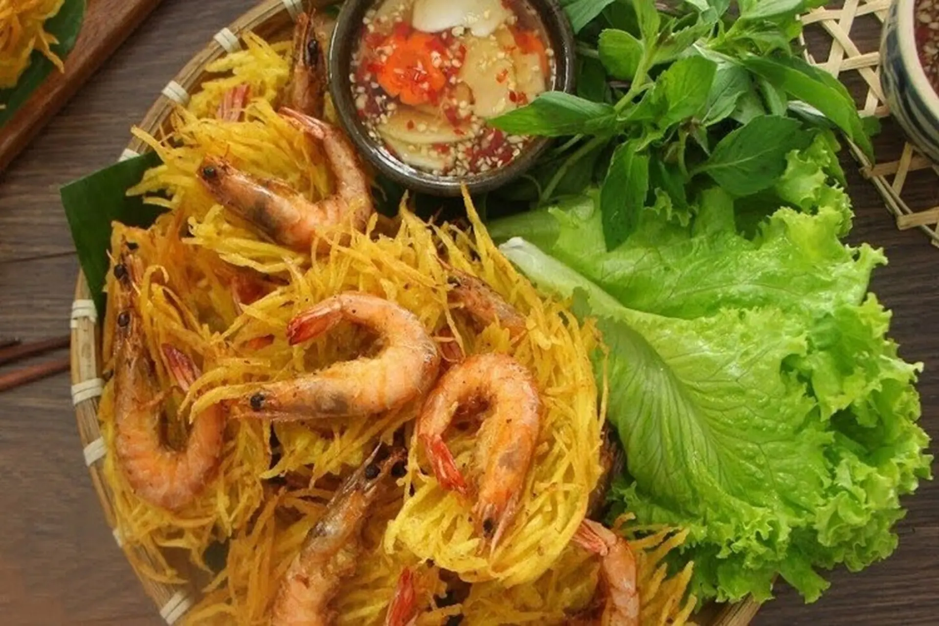 Hương Vị Ngon Đặc Sản &#8220;Bánh Tôm Hồ Tây&#8221; – Trải Nghiệm Ẩm Thực Độc Đáo