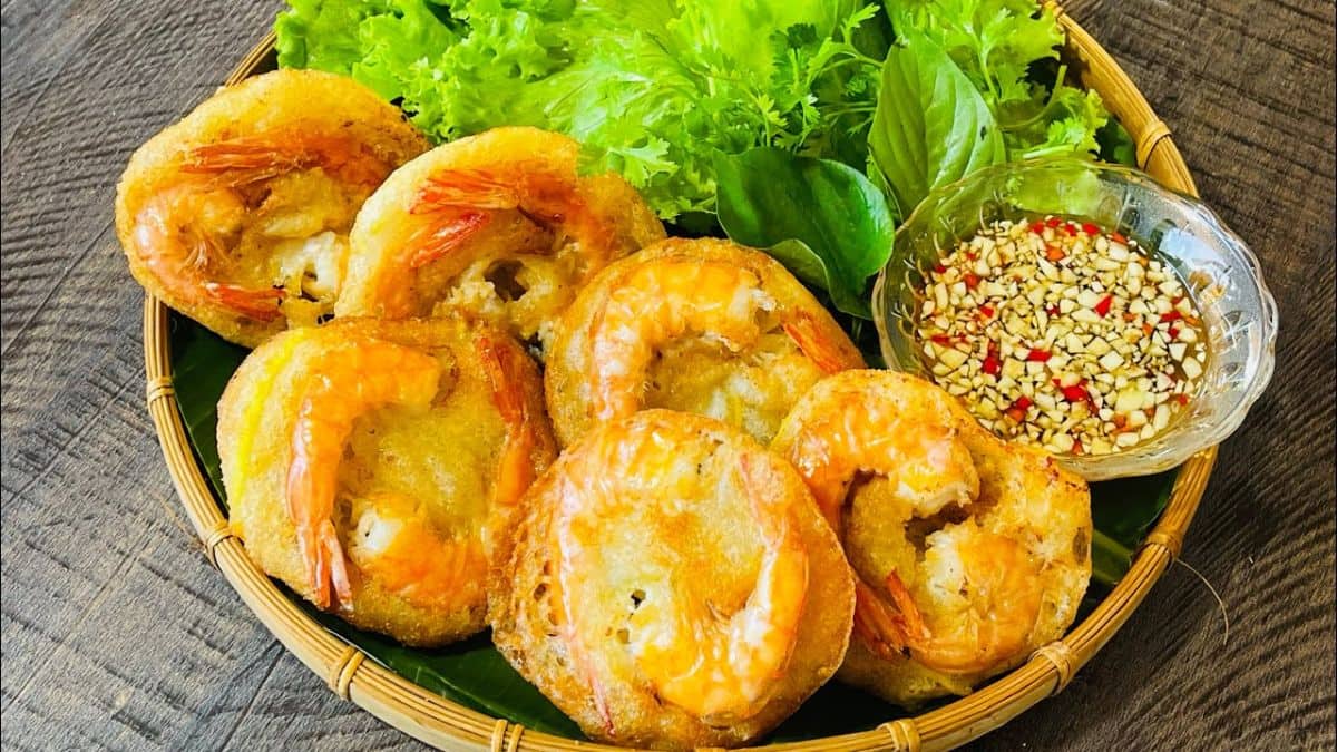 Hương Vị Ngon Đặc Sản &#8220;Bánh Tôm Hồ Tây&#8221; – Trải Nghiệm Ẩm Thực Độc Đáo