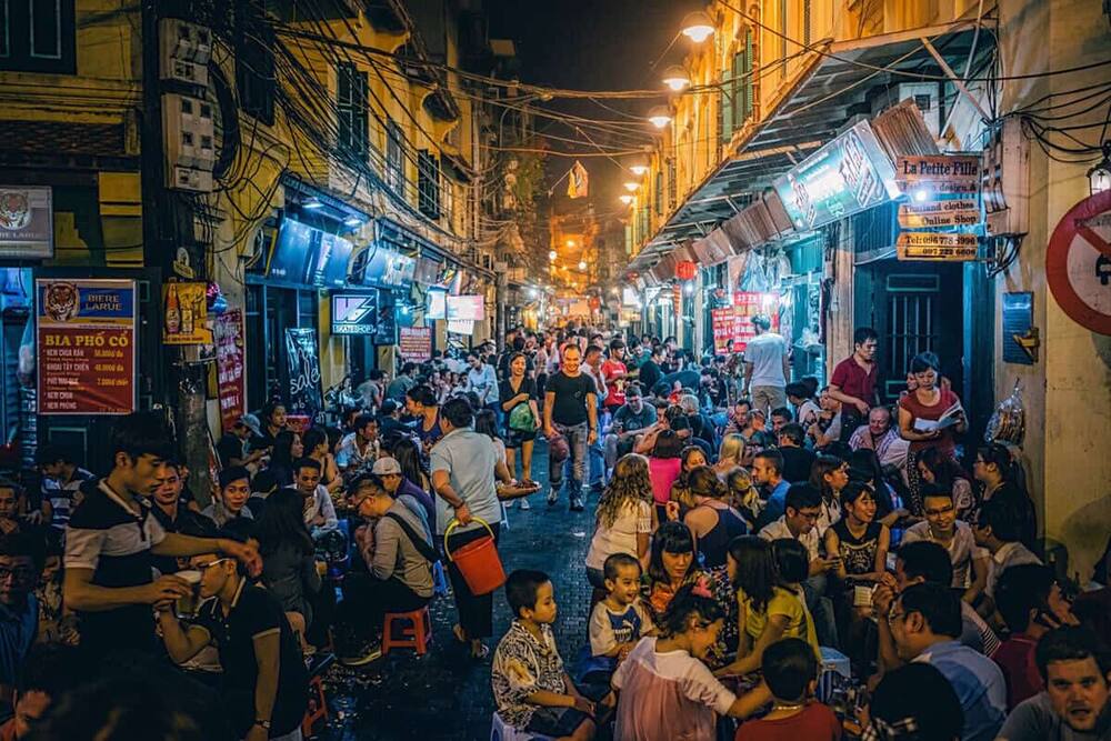 Khám Phá Phố Bia Tạ Hiện – Nơi Gắn Liền Với Văn Hóa Và Cuộc Sống Sôi Động Của Hà Nội