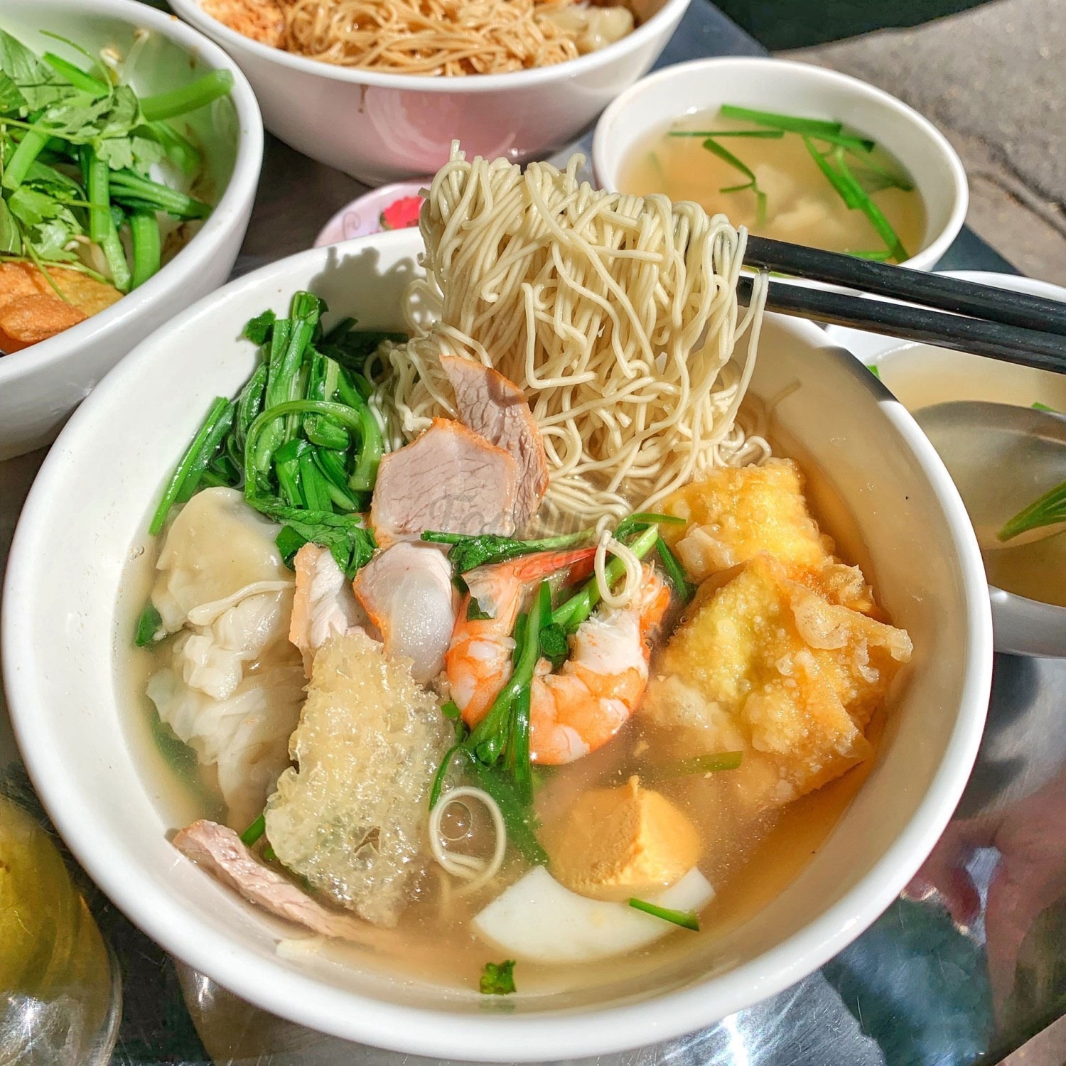 Mì Vằn Thắn: Món Ăn Nổi Bật Tại Lan Viên Hotel