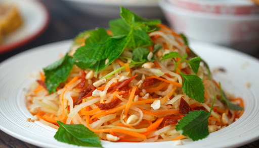 Nộm Bò Khô: Một Món Ăn Đặc Sản Cần Thử Khi Đến Lan Viên Hotel