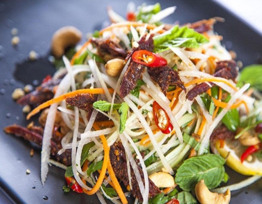 Nộm Bò Khô: Một Món Ăn Đặc Sản Cần Thử Khi Đến Lan Viên Hotel