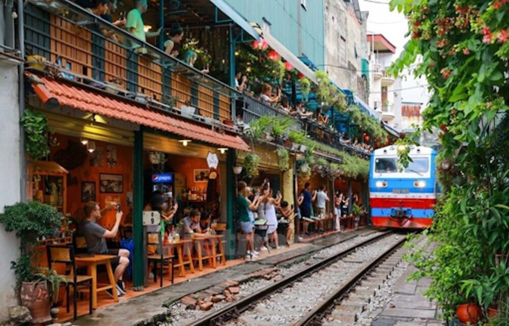 Phố Đường Tàu Phùng Hưng: Điểm Đến Hấp Dẫn Mới Lạ Tại Hà Nội