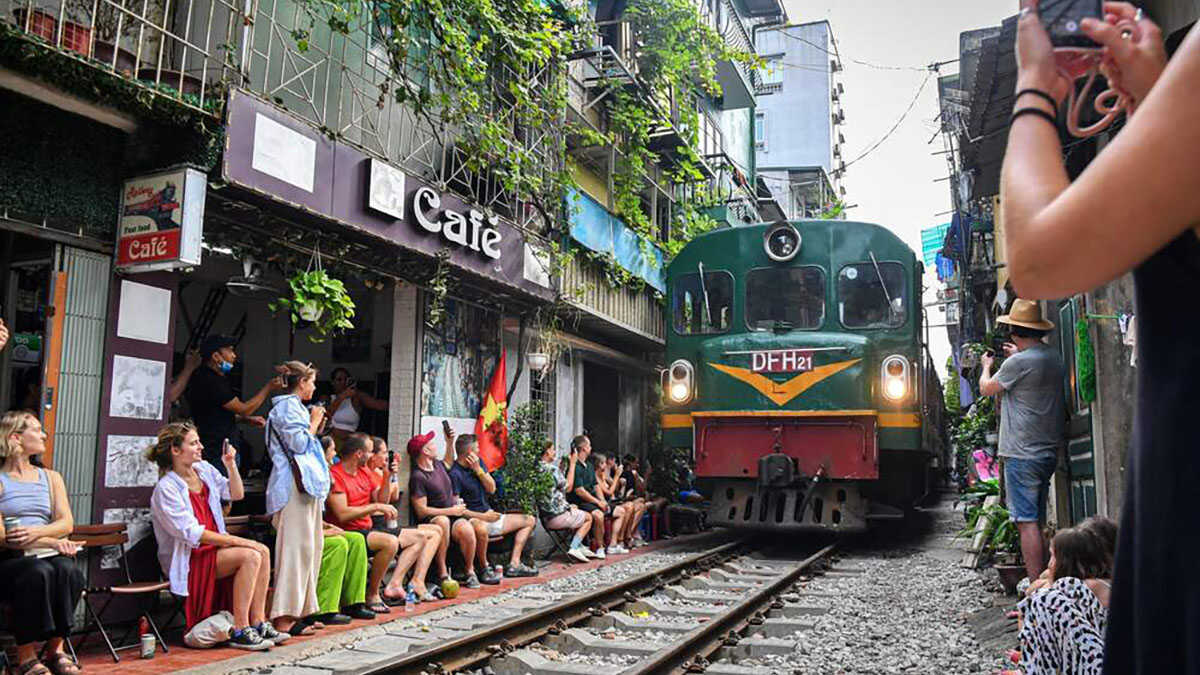 Phố Đường Tàu Phùng Hưng: Điểm Đến Hấp Dẫn Mới Lạ Tại Hà Nội