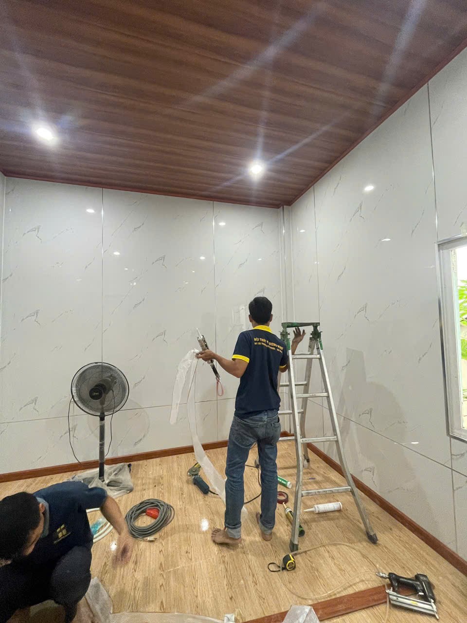 Lan Viên Hotel nổi bật hơn sau khi Nội thất Tân Trường Minh thi công tấm nhựa ốp tường giả đá